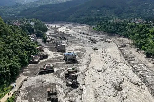 Nepal ve Tibet sınırında meydana gelen felaket En az 95 ölü, yüzlerce kişi kayıp