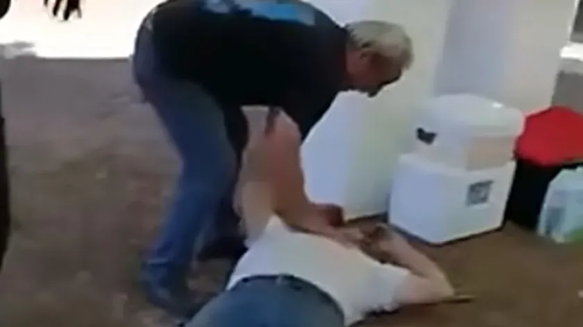 Yunanistan'da bir rahip köy başkanıyla kavga etti.