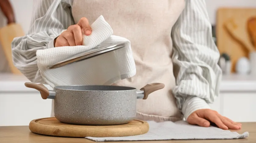 Ev kadınları yemek pişirdikleri sırada kapağı ters çevirerek temizliği kolaylaştırıyorlar.