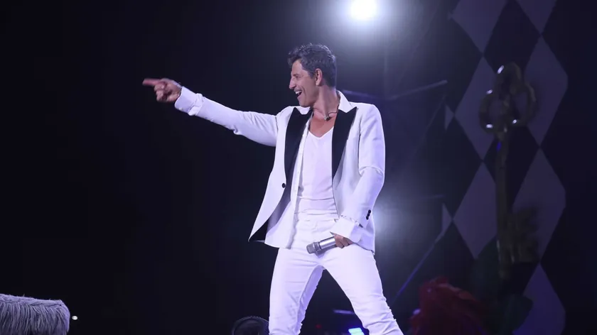 Sakis Ruvas Dragi Bravo festivallerinde kadınları mest tuttu, Đogani grubu nedeniyle kargaşa çıktı.