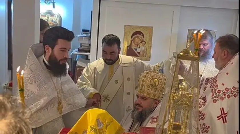 Sırp bir rahip İngiltere'de hem din adamı hem de inşaat işçisi olarak çalışıyor.