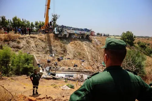 Alçır'da bir otobüsün uçurumda devrilmesi sonucu en az 25 yolcu hayatını kaybetti.