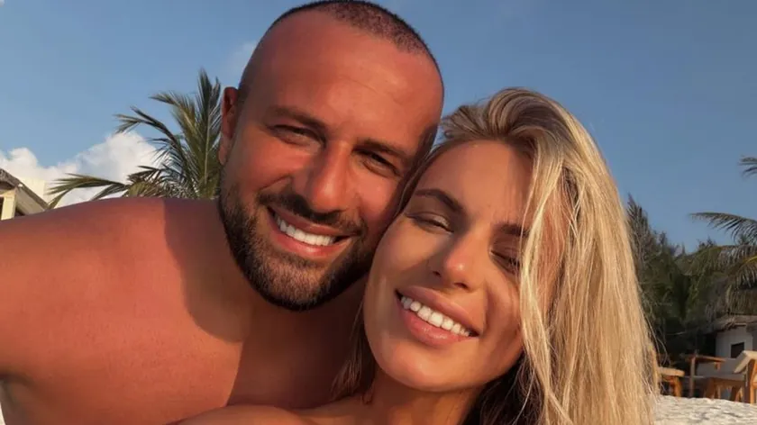 Şarkıcı Dado Polumenta ve hamile eşi Maldivler'de mahsur, Sırbistan'a dönüş belirsiz