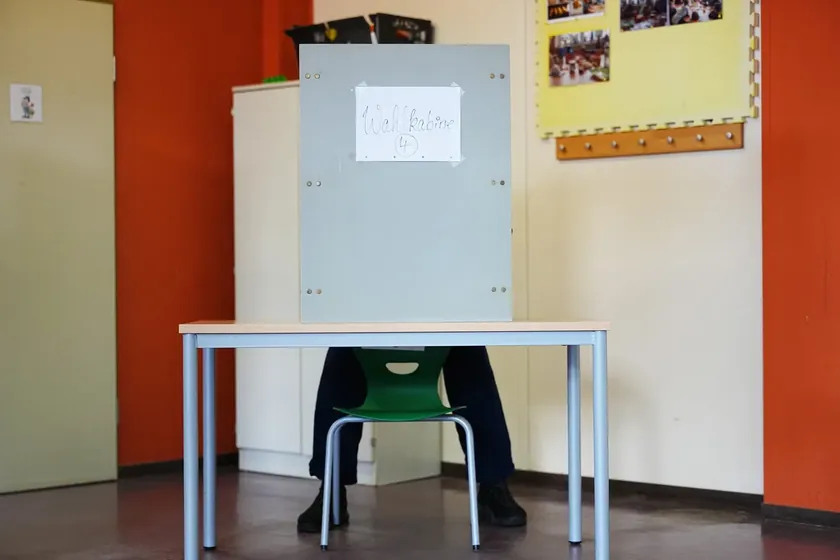 İki Alman eyaletinde ve Berlin'de seçimlere başlandı