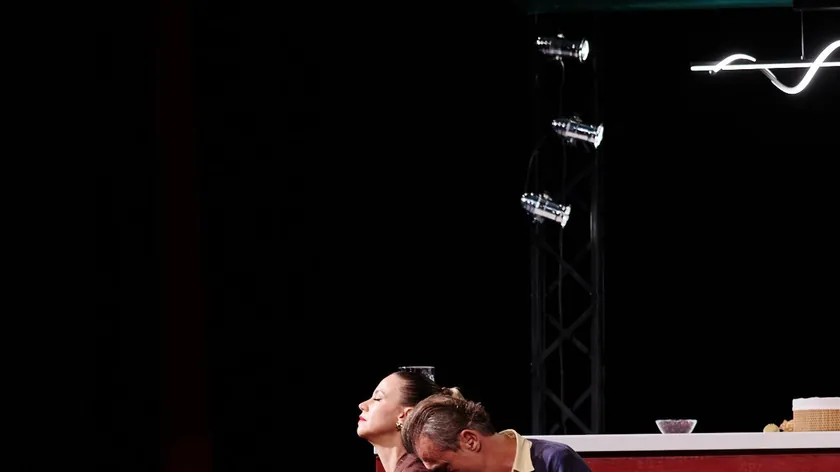 Sırbistan'ın Belgrad şehrinde uzun zamandır beklenen 'Ljudi Odozgo' oyunu prömiyer yaptı