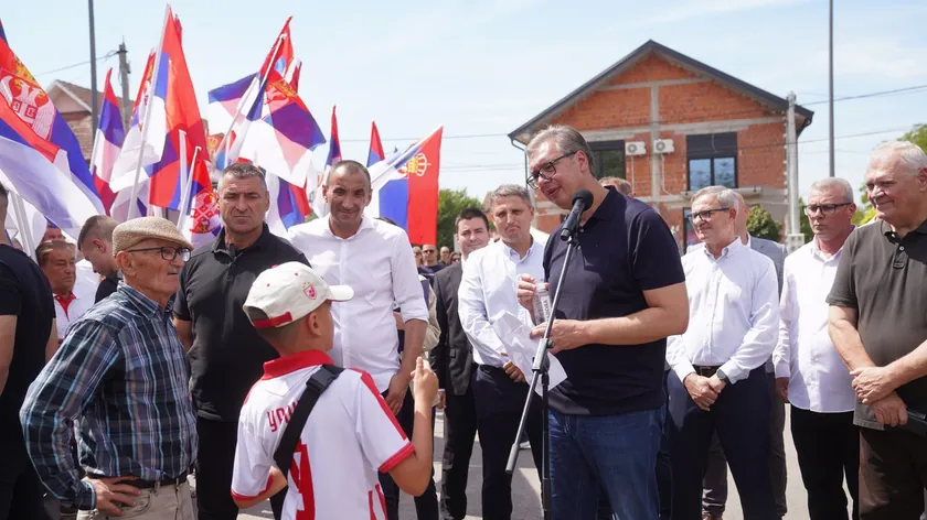 Sırbistan Cumhurbaşkanı Aleksandar Vučić Koceljeva'daki yeni Tržnica binasını ziyaret etti ve yerel ürünlerin bulunduğu tezgahları inceledi.