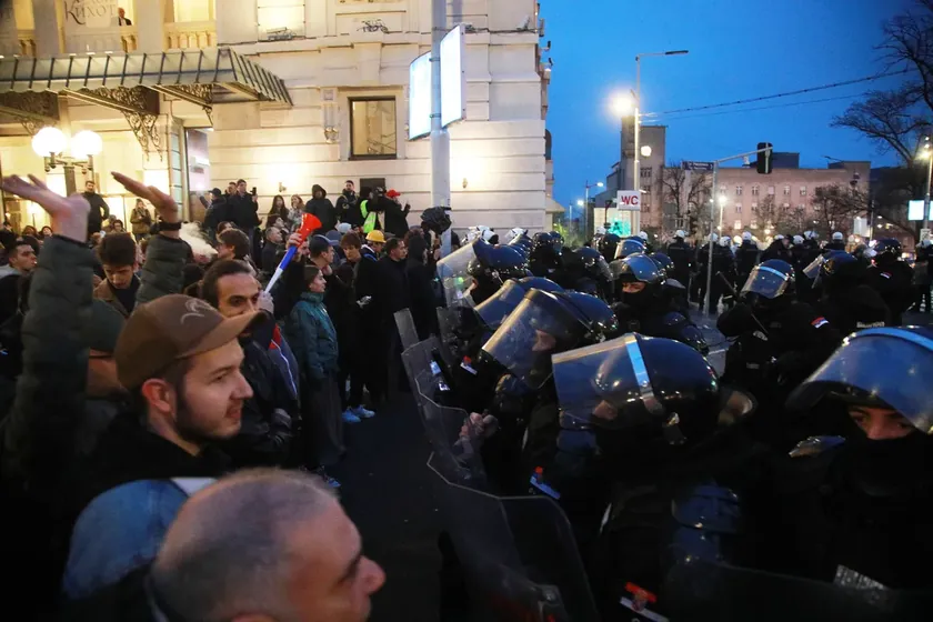 Sırbistan Belgrad'da Rektörlük Önünde Polis Müdahalesi ve Vatandaş Tepkisi Büyüyor