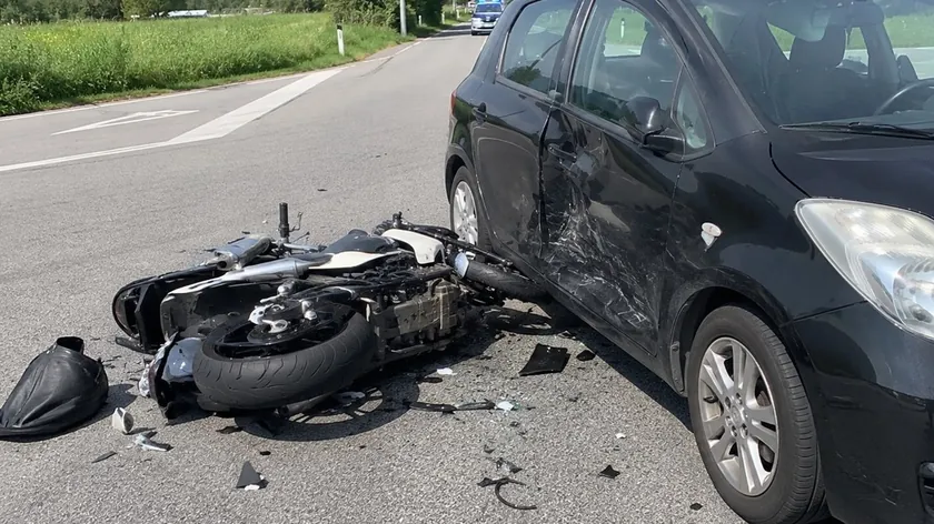 Sırbistan'da korkunç bir kaza meydana geldi 26 yaşındaki bir kadın motosiklet ile iki arabayla çarpıştı.