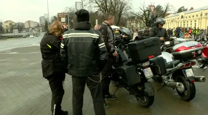 Sırbistan'da öğrenci ve çiftçi grupları Orašac'a doğru geniş katılımlı protesto düzenliyor.