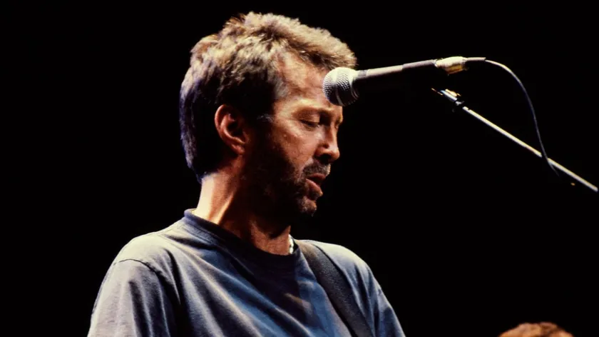 Madrid Konserinde Sahneye Atılan Plak Ünlü Gitarist Eric Clapton'ı Vurdu