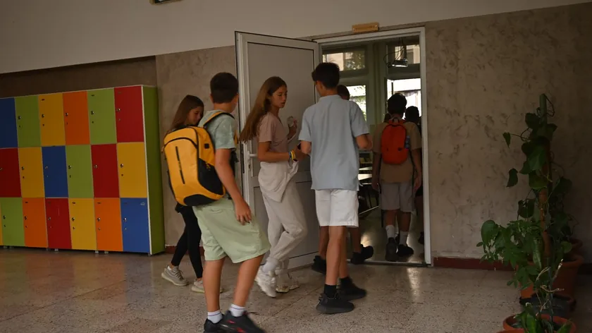 Sırbistan'daki okulların yeni eğitim öğretim yılındaki giyim kurallarına dair hatırlatmalar yapılıyor.