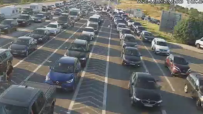 Sırbistan sınırlarında büyük trafik sıkışıklığı yaşanıyor.