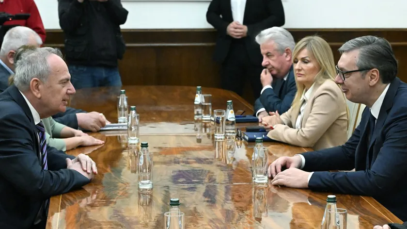 Sırbistan Cumhurbaşkanı Aleksandar Vucic siyasi parti istişarelerine devam etti, görüşmeler sürüyor.