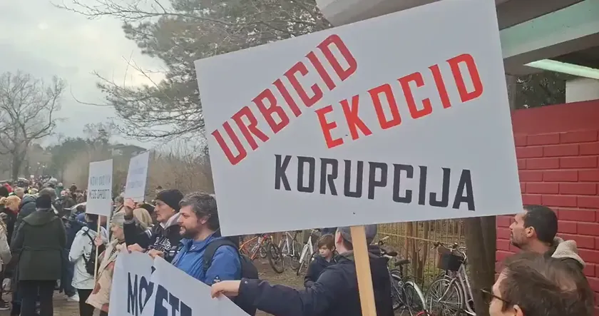 Novi Sad'da Vatandaşlar Park Alanında İmarlı İnşaatı Kırmızı Şeritlerle Protesto Etti