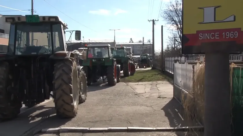 Sırbistan'da süt üreticileri İbarska karayolu ablukasını bitirip Mrčajevci'de süt döktü.
