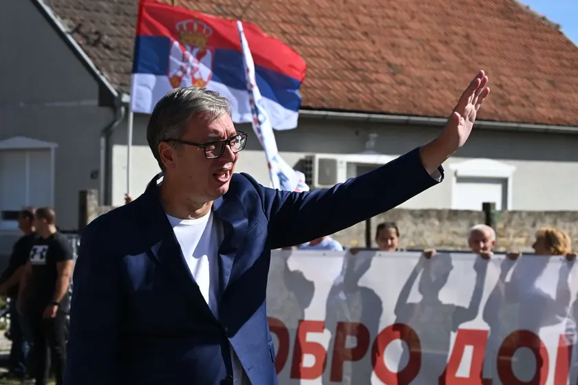 Sırbistan Cumhurbaşkanı Aleksandar Vučić, predizbor kampanyasında "şkodası" ile seyahat ederek halkla buluşma yaptı.