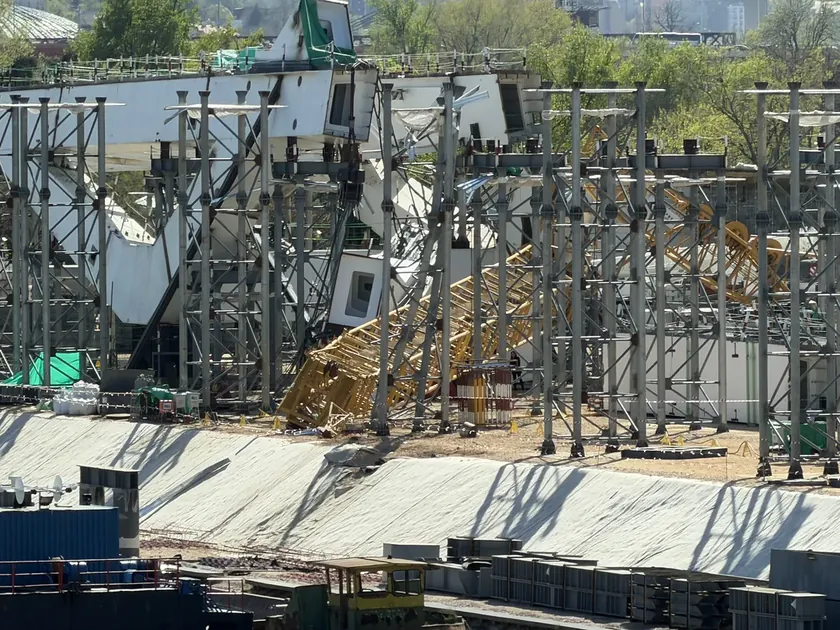 Beograd'da yeni Savski Köprüsü'nün inşasında meydana gelen hasar nedeniyle endişe artıyor.