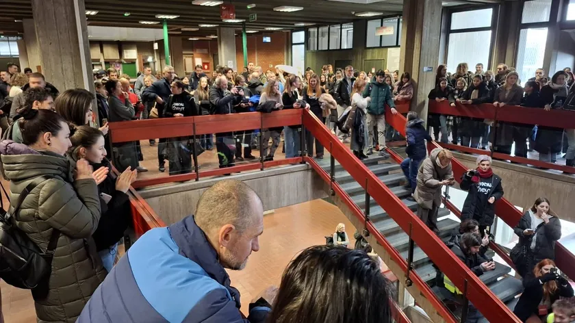 Dekan Milivoj Alanović, Novi Sad'daki Filozof Fakültesi'nde öğrencilerin düzenlediği protestoda konuştu