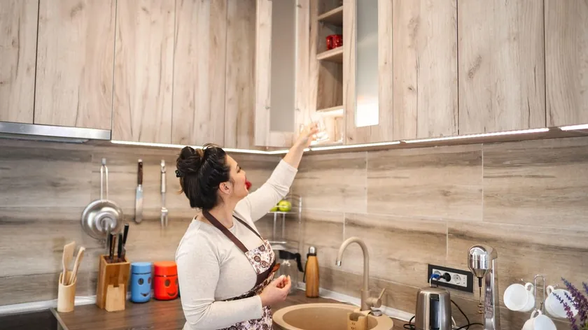 Mutfak dolaplarındaki inatçı yağ tabakasını kimyasal kullanmadan temizlemenin yolu açıklandı