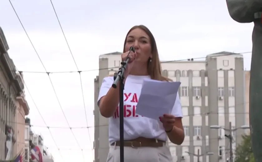 Sırp öğrenci Milica, Rektorat önünde konuştu "Ülkenin kurumlarını devralma ve taleplerimizi yerine getirme zamanı geldi."