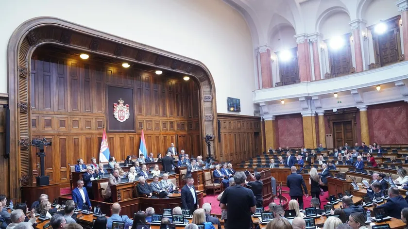 Sırbistan Parlamentosu'nda hükümete güvensizlik önergesinin görüşü devam edecek.