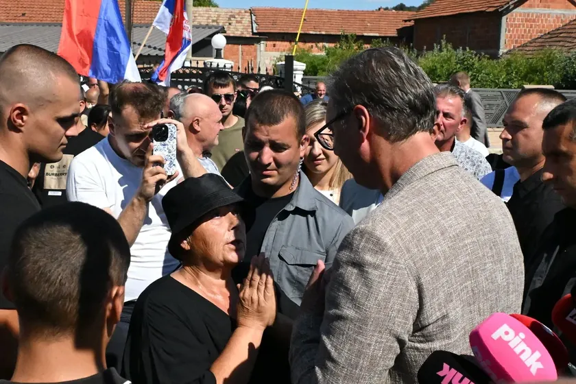 Sırbistan'da yangınlar devam ederken Vučić sela ziyaret ediyor ve vatandaşlara vergi ödememeyi vaat ediyor