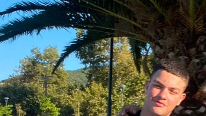 Bitolya'lı bir genç, Yunanistan'da bir aileyi denizden kurtardı.
