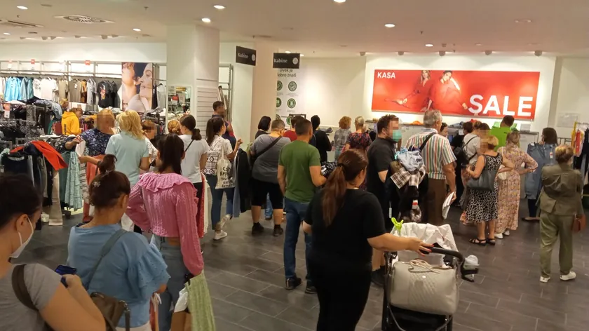 İsveçli H&M, Yatırımcı Güvenini Yeniden Kazanmakta Zorlanıyor ve Rekabetle Boğuşuyor