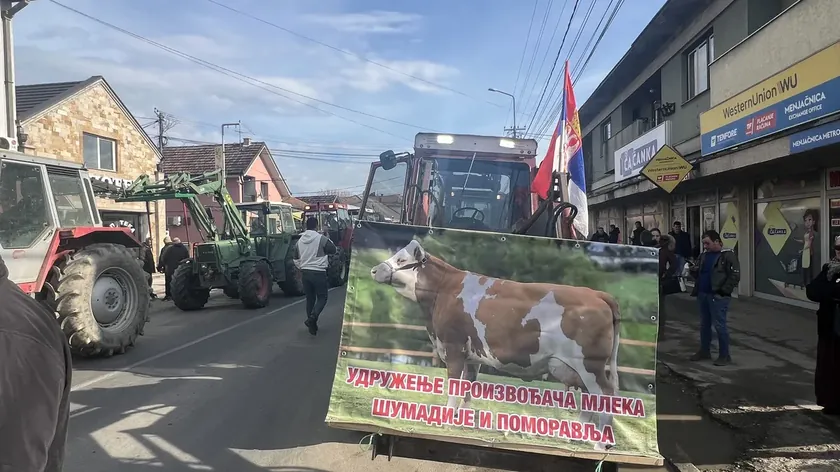 Sırbistan'da çiftçiler birçok ana yolu trafiğe kapatma eylemleri düzenliyor