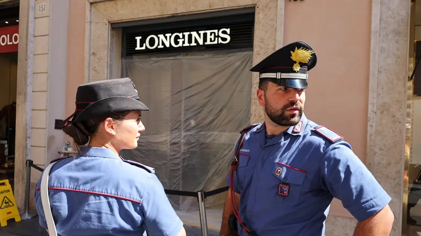 Roma'da bir saat mağazasından yapılan soygun 50 saniye sürdü.