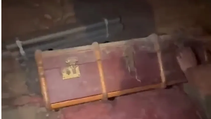 Sırp çift, 100 yıllık evde eski sandıklar ve eşyalar buldu.