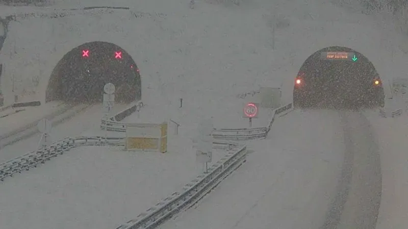 Hırvatistan'da kuvvetli kar yağışı ve fırtına nedeniyle kırmızı alarm verildi