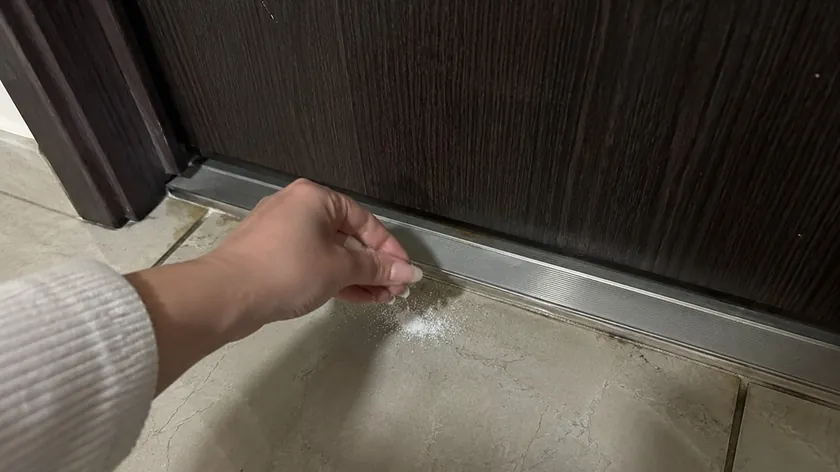 Kad kadınlar uyumadan önce ev girişlerine tuz serpiştiriyor, ertesi gün ise bir şey yapıyorlar Nedeni muhteşem ve sadece halk inançlarıyla sınırlı değil!