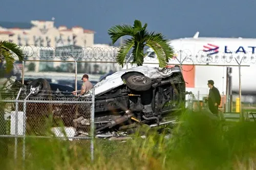 Amazon şirketine ait bir kargo uçağı Miami'de piste çıkıp araçlara çarptı 5 ölü