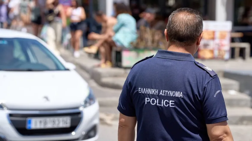 Sırp bir turistin Yunanistan'da engelliler için ayrılmış yere park ettiği için plakalarının alındığı bildirildi.