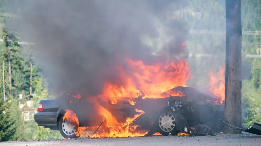 Karadağ'ın Tivat kentinde iş insanı Zoran Stanişeviç'in üç lüks otomobilinde yangın çıktı