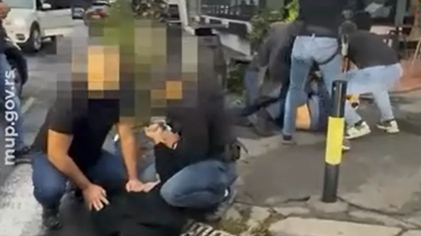Beograd merkezinde "Vračarci" grubunun üyeleri yakalandı Yerel bir mekanın ateşe verilmek istendiği iddia edildi.