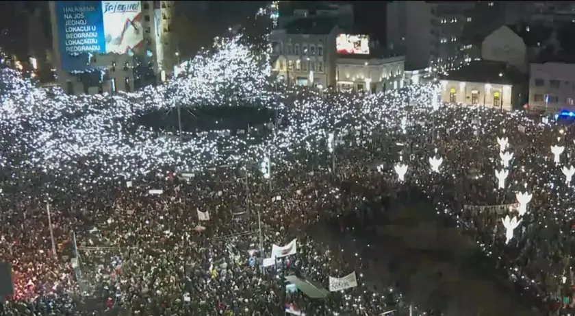 Sırbistan'da binlerce öğrenci Belgrad'daki Slavija Meydanı'nda toplanmaya hazırlanıyor