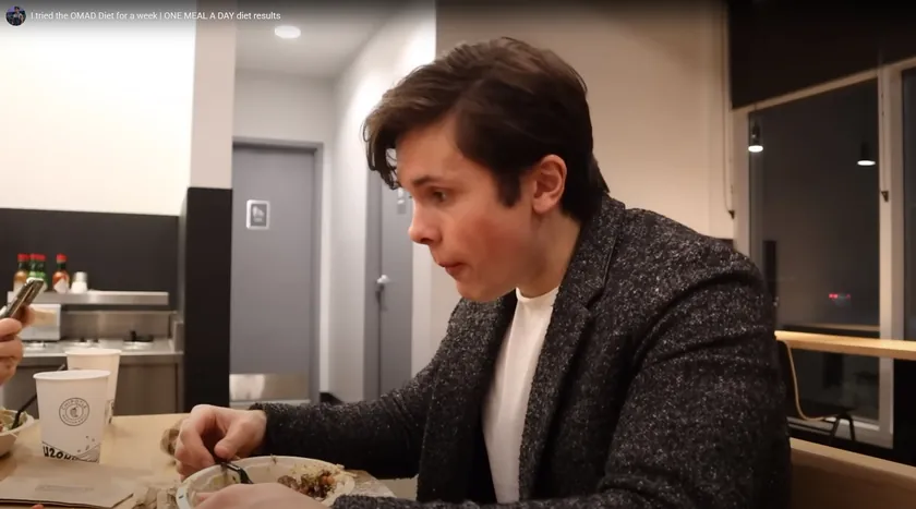 Jutuber Vil Tenison OMAD diyeti uygulayarak vücudunun bu diyete nasıl tepki verdiğini bir haftalık deneyimini paylaşarak açıkladı. OMAD, günde yalnızca bir öğün yeme prensibi ile en ekstrem ara sıra oruç biçimi olup, tüm günlük kalorilerin bir saatlik dilimde tüketilmesinin ardından bir gün boyunca oruç tutulmasını gerektiriyor. Bireyler, oruç sırasında su ve kalorisiz içecekler, örneğin siyah kahve veya çay alabiliyor.