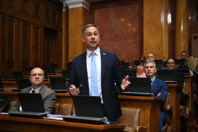 Građani Srbije, medyaların aracılığıyla kendilerinden gizlenen gerçeği finanse ediyorlar.