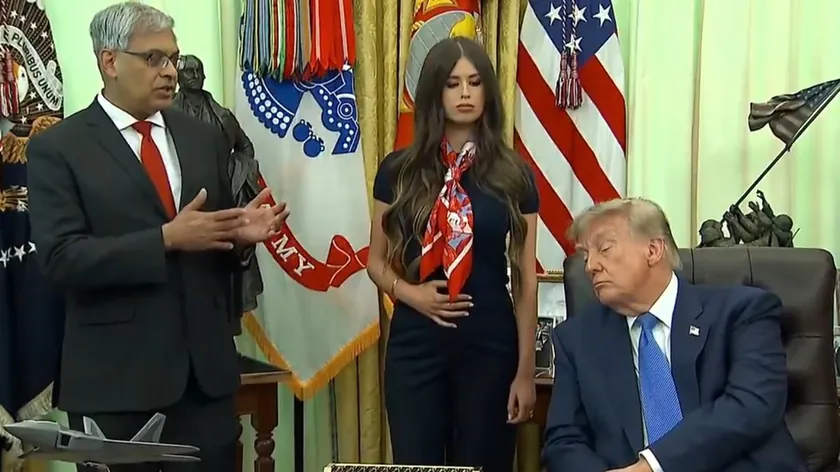 Donald Tramp, Oval Ofis'te Haber Bülteni Sırasında Uyuyarak İnternette Yeni Bir Dalga Alayla Karşılaştı.