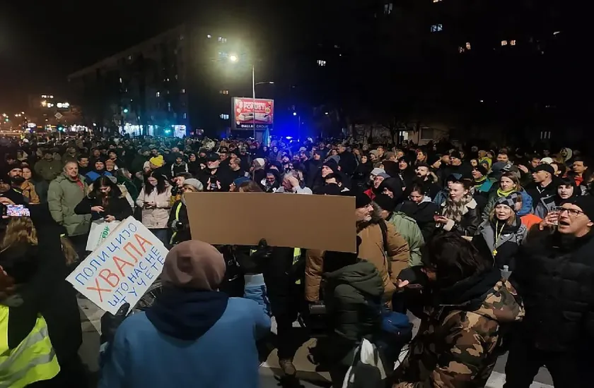 Sırbistan'da protestoda bir müfettiş vatandaşa hakaret etti öğrenciler videoyu yayımladı