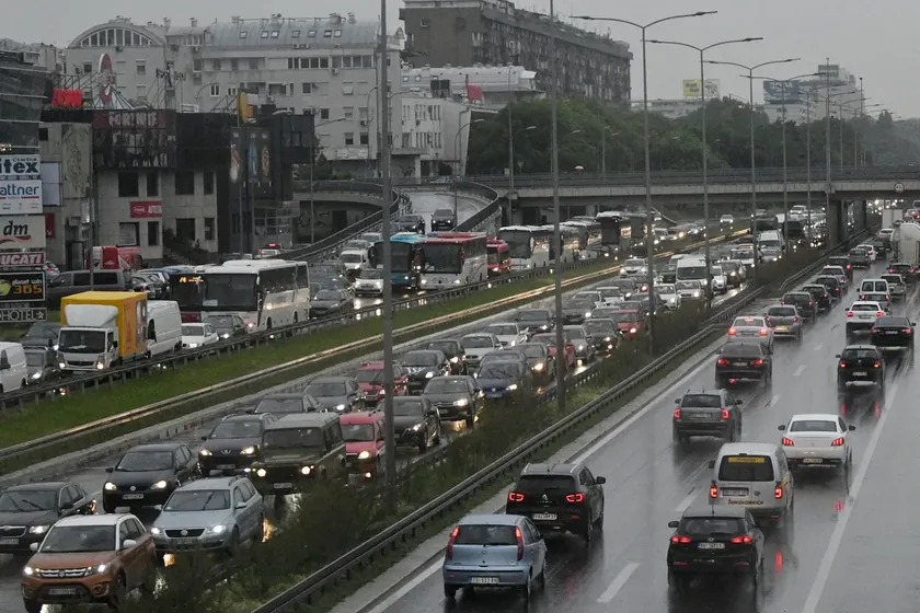 Mokri yollar, nehirlerin ve ovaların yanında sis