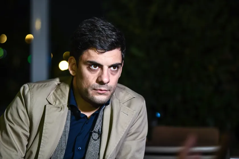 Sırbistan'ın başkenti Belgrad'da bilbordun arkasına sıkışan kuşlar kamuoyunu endişelendirdi