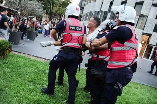 Albaniada 100 gündür protestolar sürüyor.