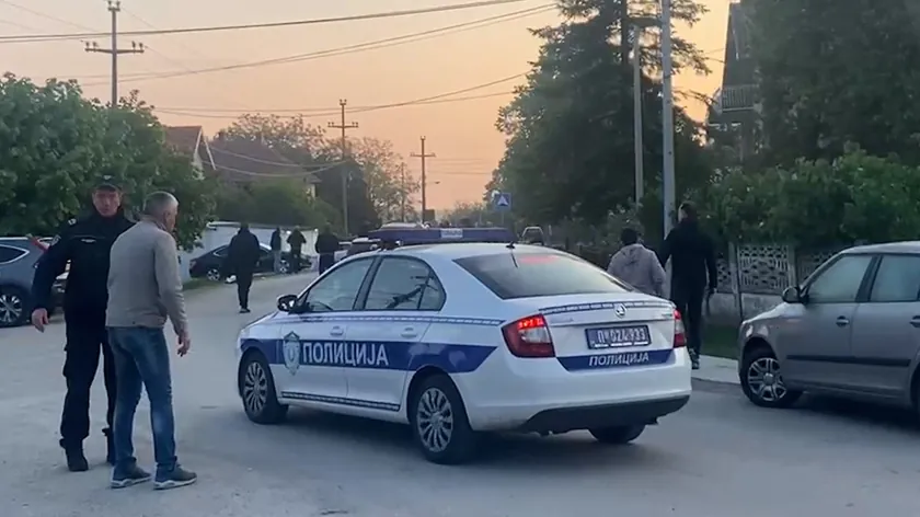 Bujanovcu'da iki genç albans kökenli kişi parohiyalık evinin önüne idrar etti.