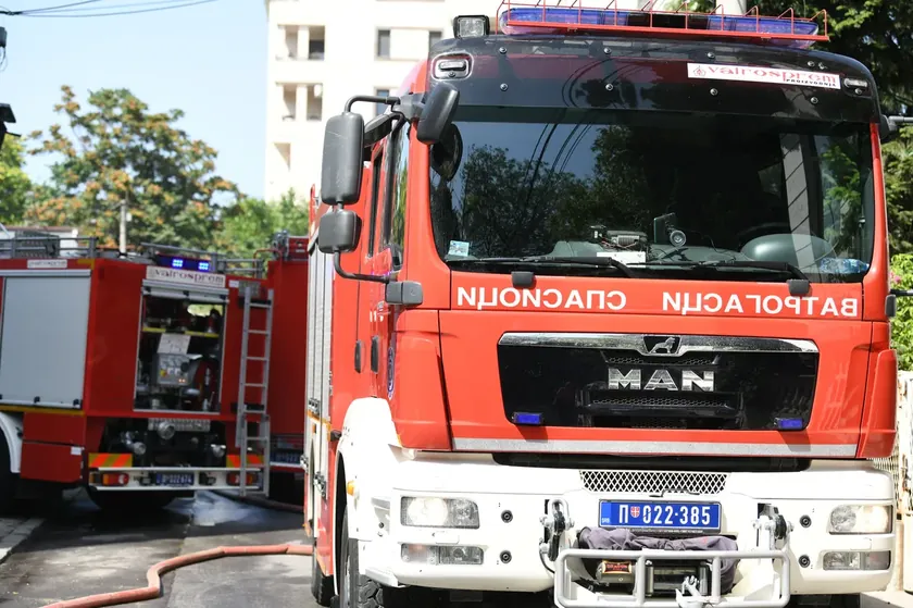 Kraljevo'da konteynerler yangına tutuldu, yangın iki araca da sıçradı.