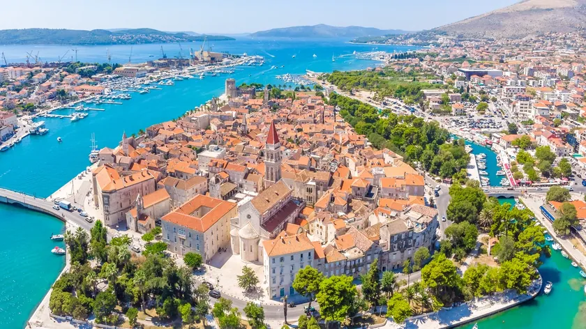 Ostrva Trogir ve Čiovo birbirine çok yakın.