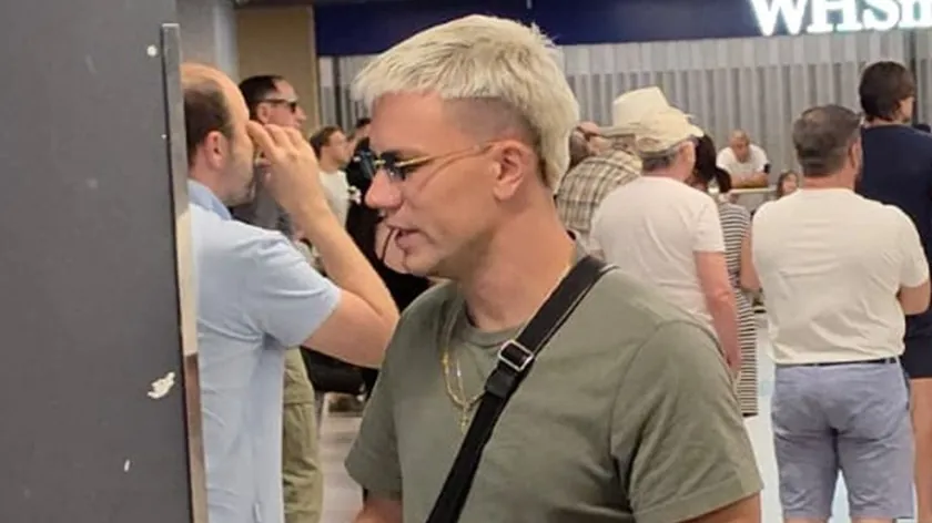 Relja Popović'in yeni saç kesimiyle görüldü Şarkıcı Vesna Zmijanac'ın gelini Belgrad Havaalanı'nda nasıl davrandığını gösteren video