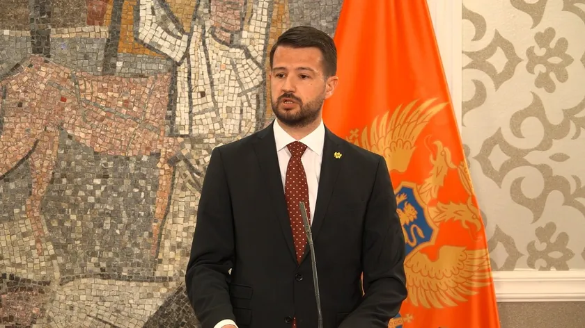 Crnogorlu Cumhurbaşkanı Jakov Milatović'in Karadağ'ın istikrarını hedef alan iki ülkenin koordinasyonlu hibrit eylemlerini engellemek için acil bir toplantı çağırdığı bildirildi.